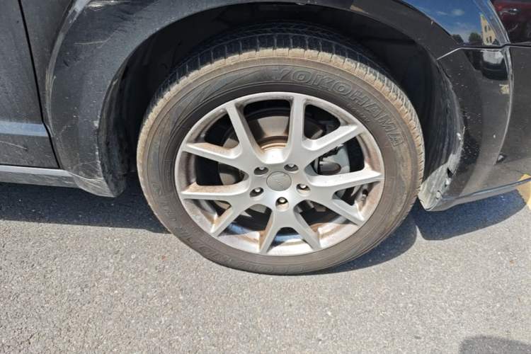 Used Dodge Journey 2013 2.4L Two-Wheel Drive Luxury Version Right Front Wheel Hub