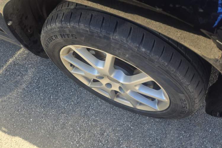 Used Dodge Journey 2013 2.4L Two-Wheel Drive Luxury Version Right Front Wheel Hub