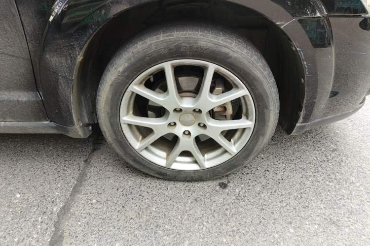 Used Dodge Journey 2013 2.4L Two-Wheel Drive Luxury Version Right Front Wheel Hub