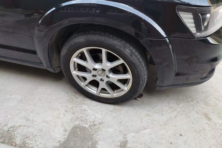 Used Dodge Journey 2013 2.4L Two-Wheel Drive Luxury Version Right Front Wheel Hub