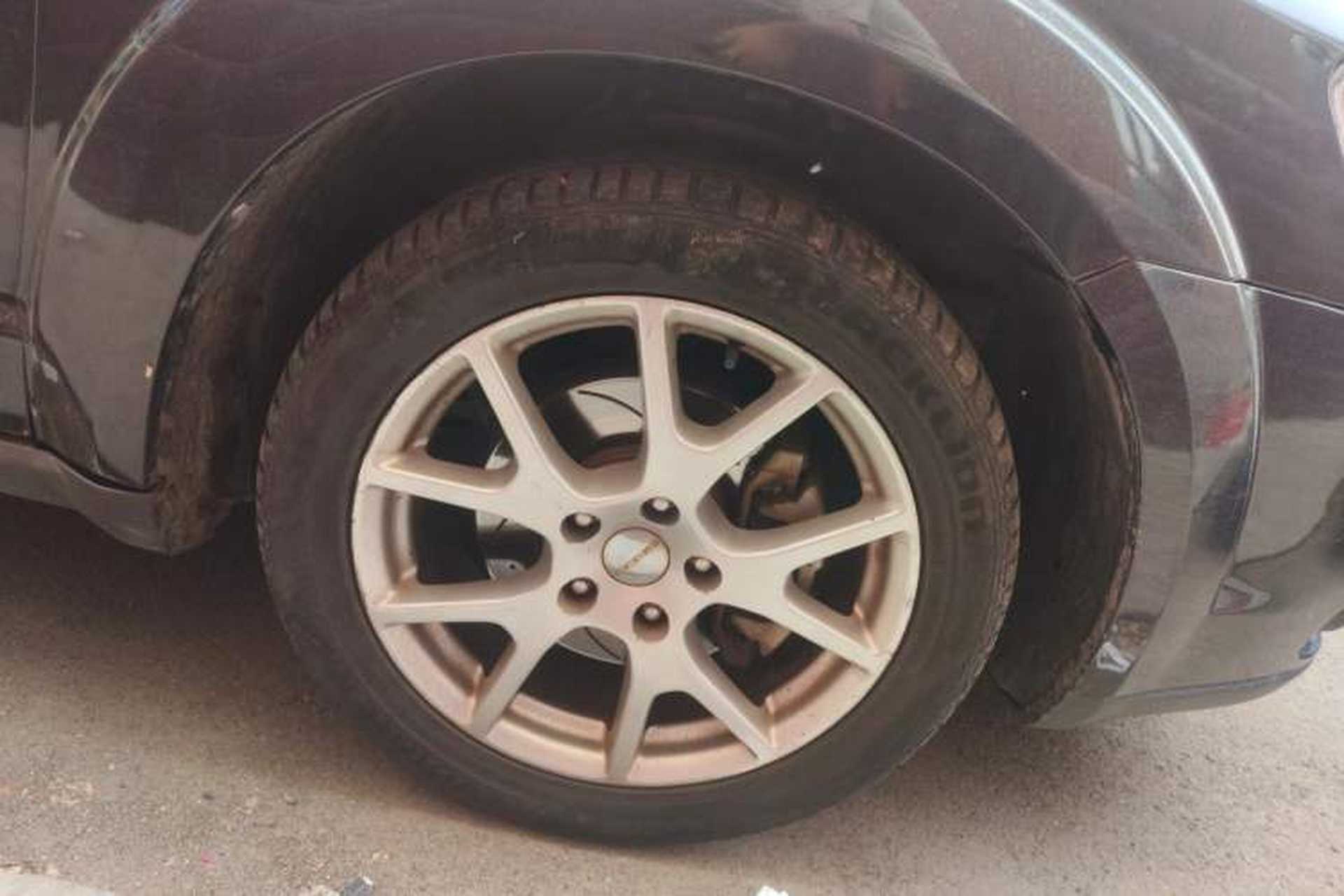 Used Dodge Journey 2013 2.4L Two-Wheel Drive Luxury Version Right Front Wheel Hub