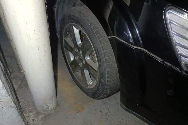 Used Dodge Journey 2013 2.4L Two-Wheel Drive Luxury Version Right Front Wheel Hub