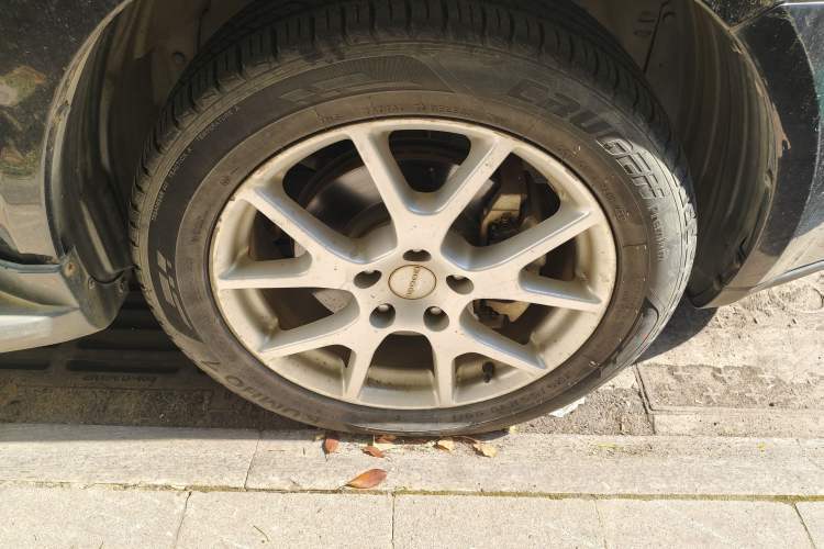 Used Dodge Journey 2013 2.4L Two-Wheel Drive Luxury Version Right Front Wheel Hub