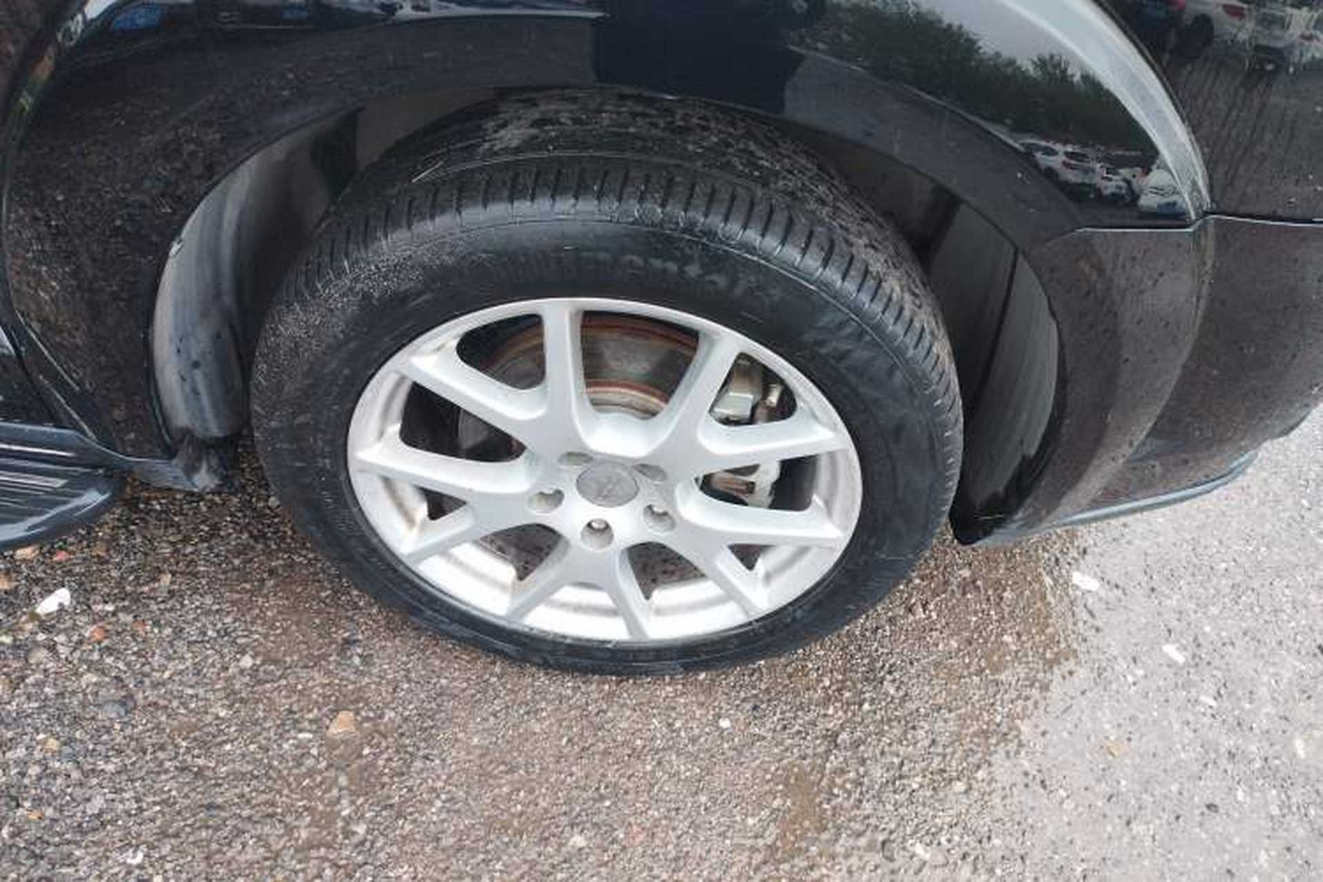 Used Dodge Journey 2013 2.4L Two-Wheel Drive Luxury Version Right Front Wheel Hub