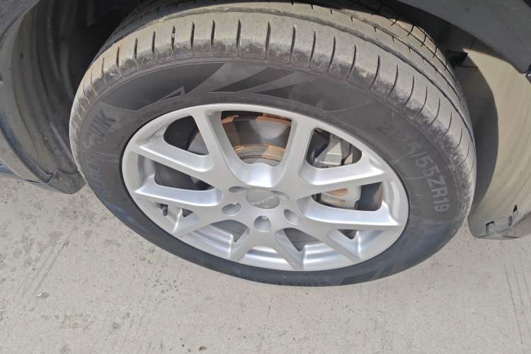 Used Dodge Journey 2013 2.4L Two-Wheel Drive Luxury Version Right Front Wheel Hub