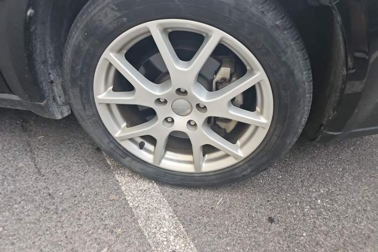 Used Dodge Journey 2013 2.4L Two-Wheel Drive Luxury Version Right Front Wheel Hub