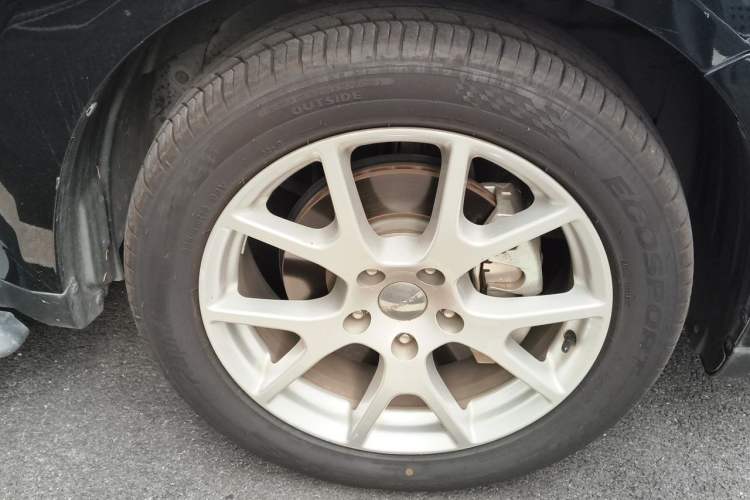 Used Dodge Journey 2013 2.4L Two-Wheel Drive Luxury Version Right Front Wheel Hub