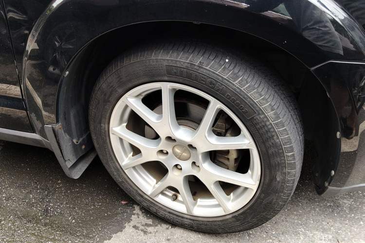 Used Dodge Journey 2013 2.4L Two-Wheel Drive Luxury Version Right Front Wheel Hub