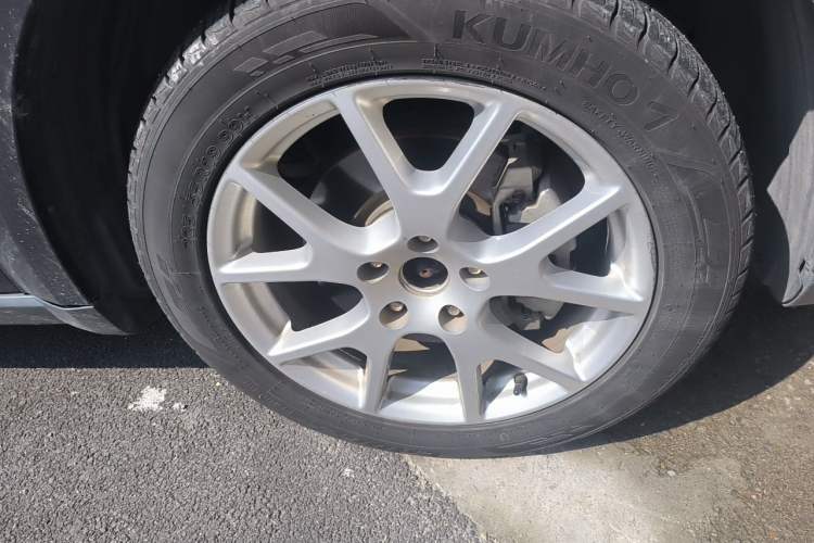 Used Dodge Journey 2013 2.4L Two-Wheel Drive Luxury Version Right Front Wheel Hub