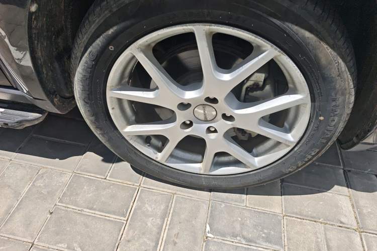 Used Dodge Journey 2013 2.4L Two-Wheel Drive Luxury Version Right Front Wheel Hub