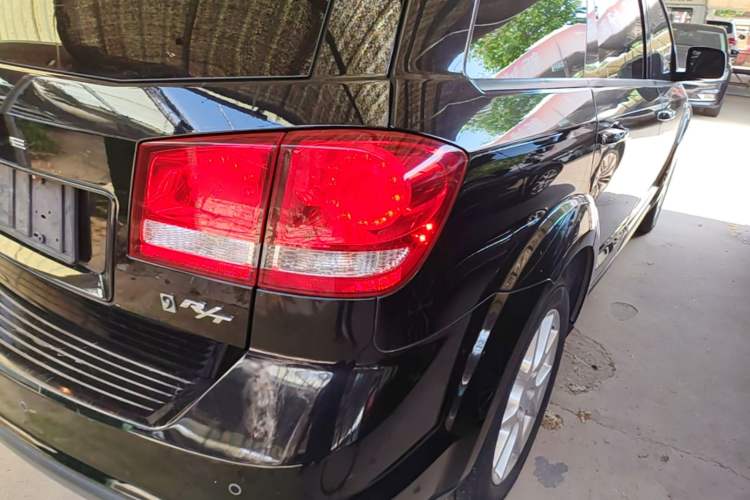 Used Dodge Journey 2013 2.4L Two-Wheel Drive Luxury Version Right Rear Taillight