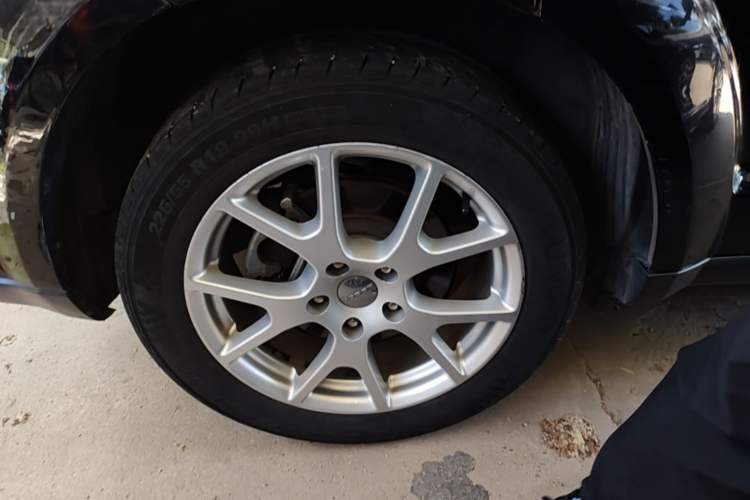 Used Dodge Journey 2013 2.4L Two-Wheel Drive Luxury Version Right Rear Wheel Hub
