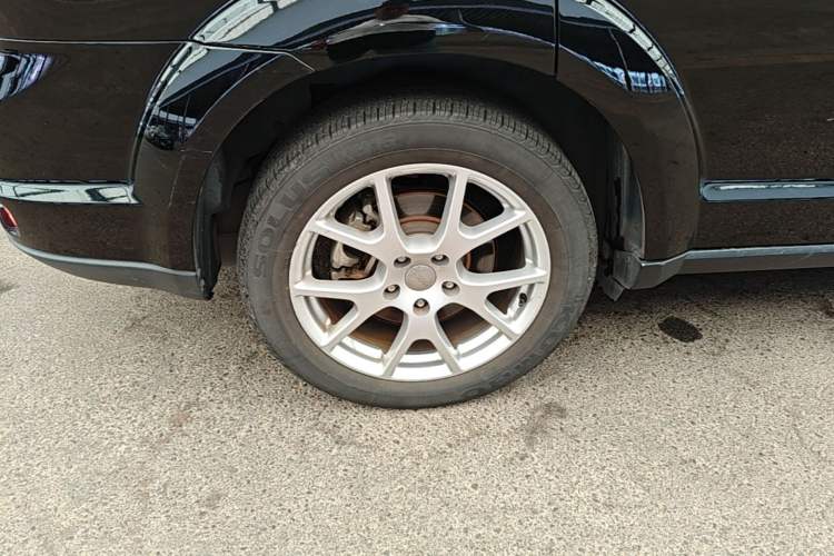 Used Dodge Journey 2013 2.4L Two-Wheel Drive Luxury Version Right Rear Wheel Hub