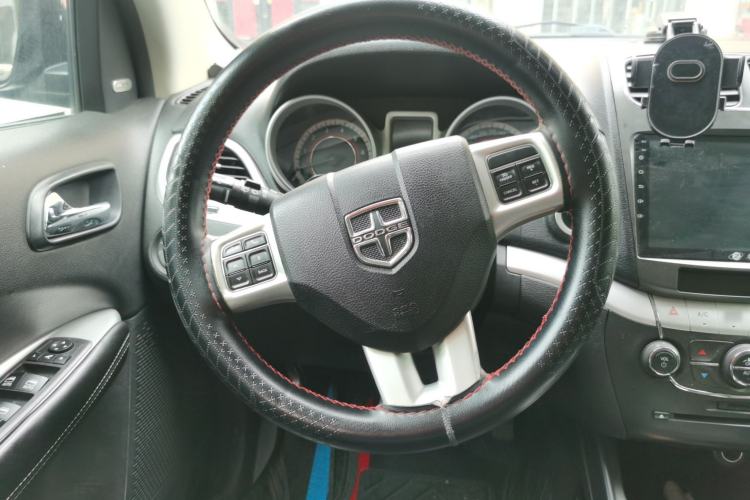 Used Dodge Journey 2013 2.4L Two-Wheel Drive Luxury Version Steering Wheel