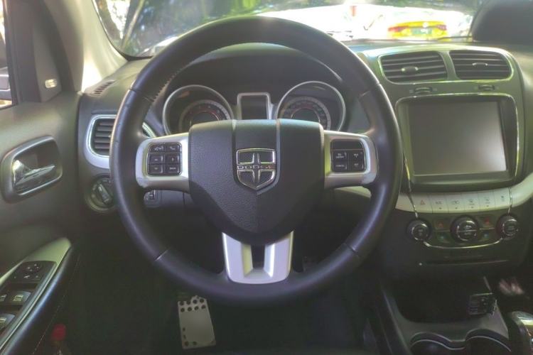 Used Dodge Journey 2013 2.4L Two-Wheel Drive Luxury Version Steering Wheel