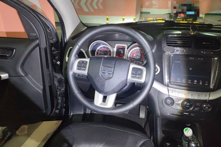 Used Dodge Journey 2013 2.4L Two-Wheel Drive Luxury Version Steering Wheel