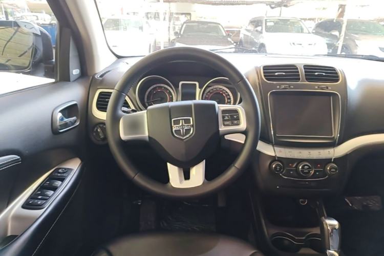 Used Dodge Journey 2013 2.4L Two-Wheel Drive Luxury Version Steering Wheel