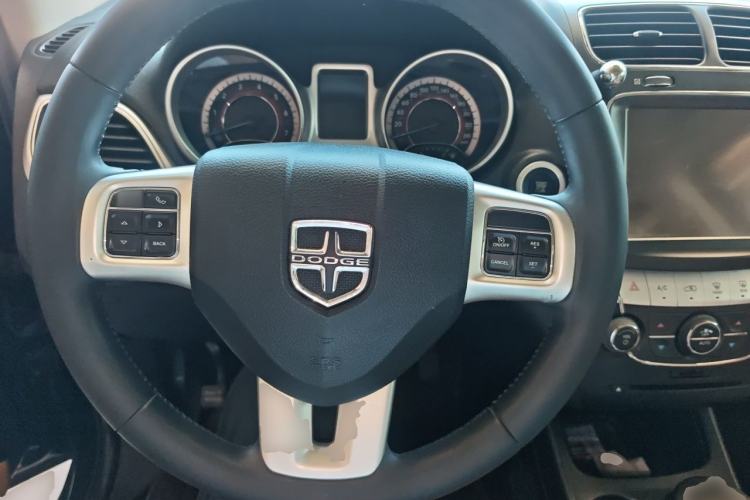 Used Dodge Journey 2013 2.4L Two-Wheel Drive Luxury Version Steering Wheel