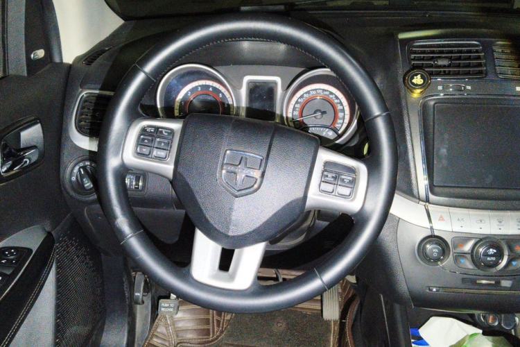 Used Dodge Journey 2013 2.4L Two-Wheel Drive Luxury Version Steering Wheel