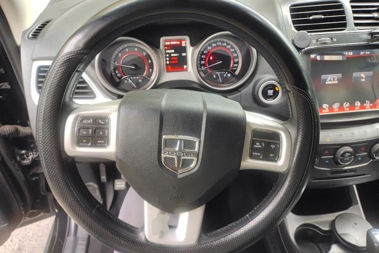 Used Dodge Journey 2013 2.4L Two-Wheel Drive Luxury Version Steering Wheel