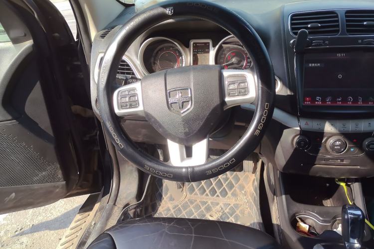 Used Dodge Journey 2013 2.4L Two-Wheel Drive Luxury Version Steering Wheel