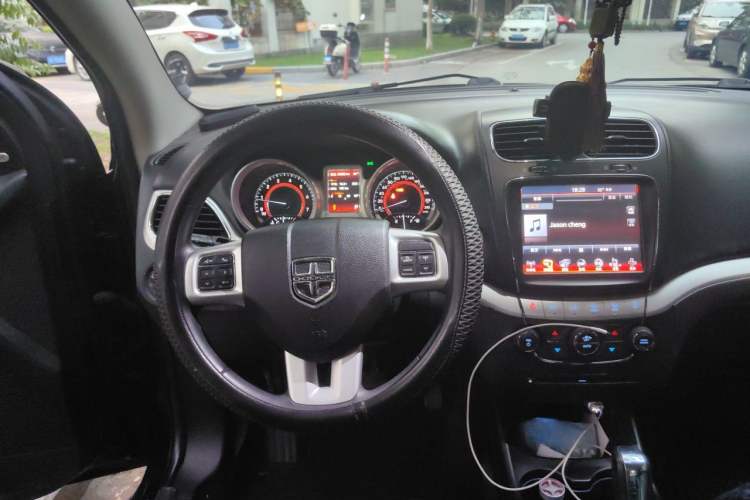 Used Dodge Journey 2013 2.4L Two-Wheel Drive Luxury Version Steering Wheel
