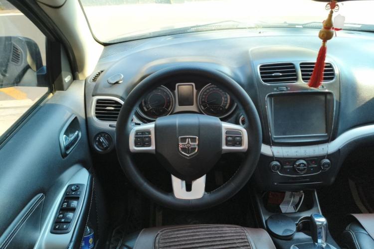 Used Dodge Journey 2013 2.4L Two-Wheel Drive Luxury Version Steering Wheel