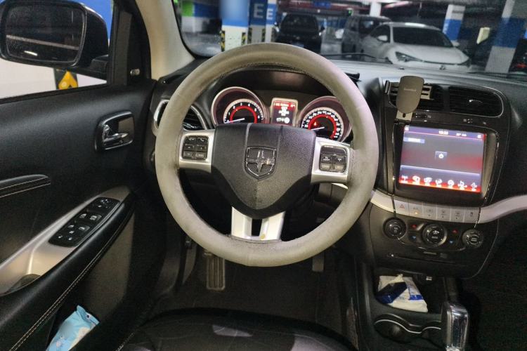 Used Dodge Journey 2013 2.4L Two-Wheel Drive Luxury Version Steering Wheel
