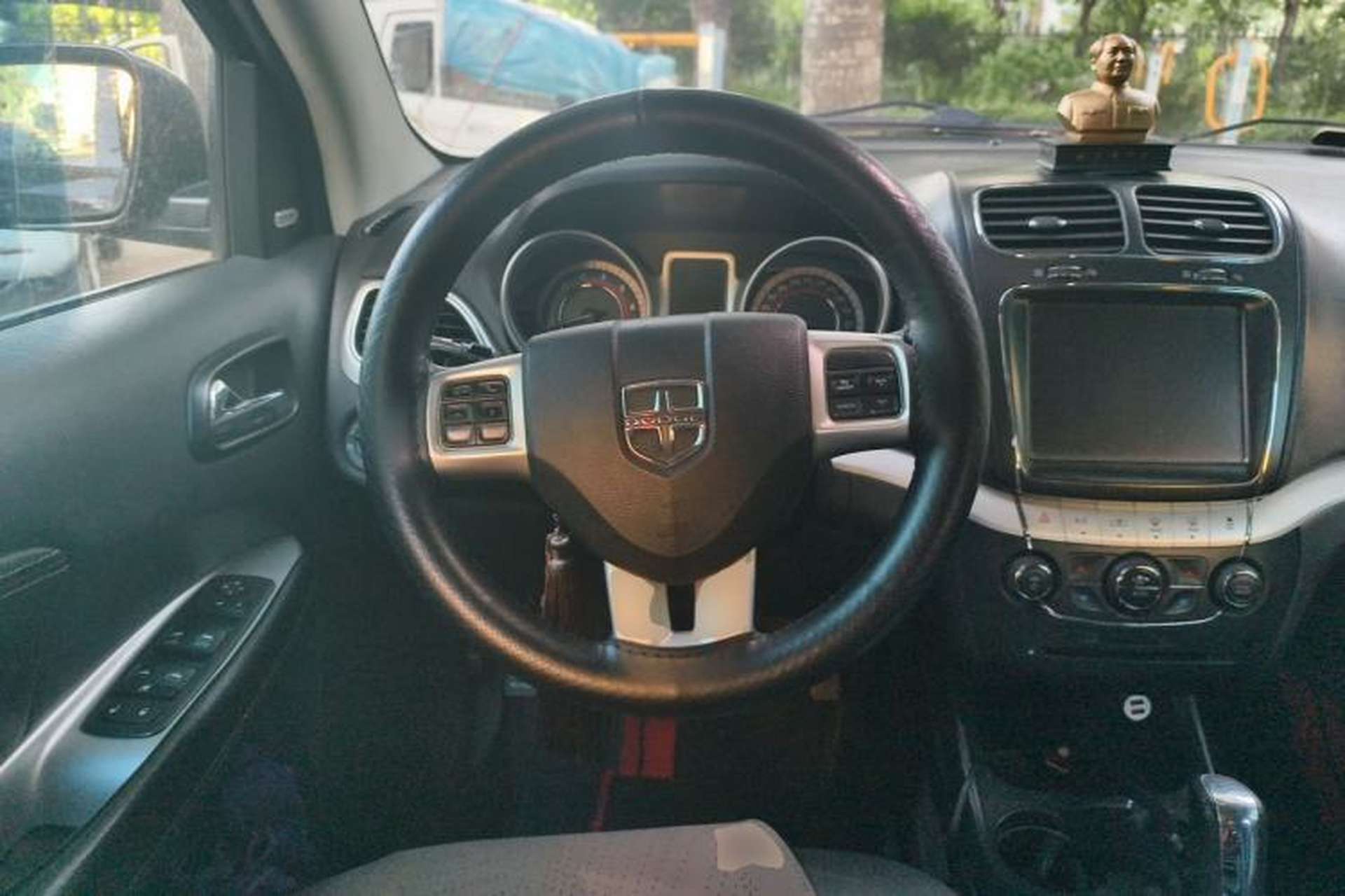 Used Dodge Journey 2013 2.4L Two-Wheel Drive Luxury Version Steering Wheel