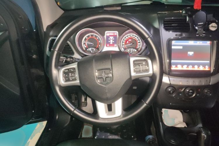 Used Dodge Journey 2013 2.4L Two-Wheel Drive Luxury Version Steering Wheel