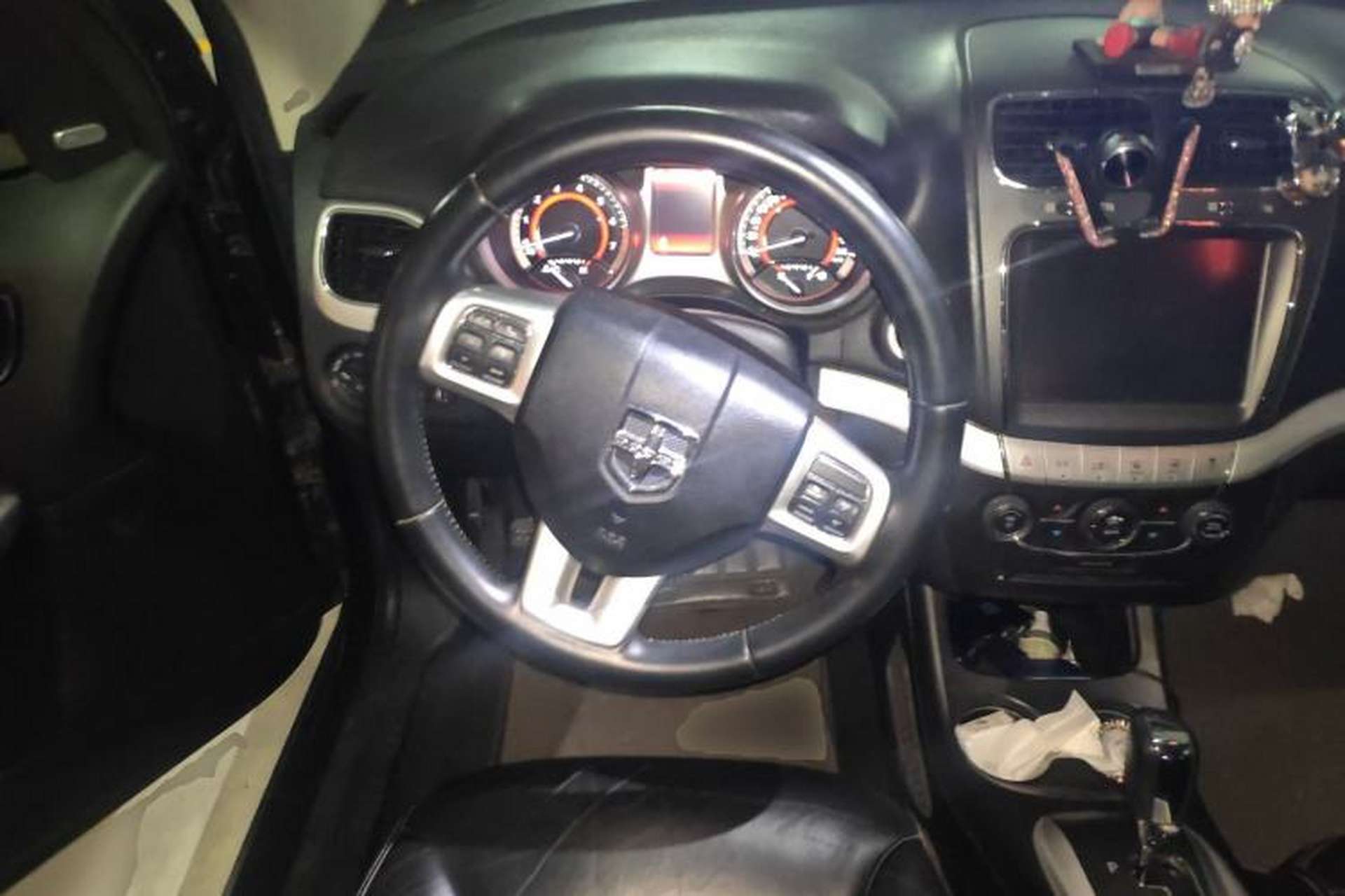 Used Dodge Journey 2013 2.4L Two-Wheel Drive Luxury Version Steering Wheel