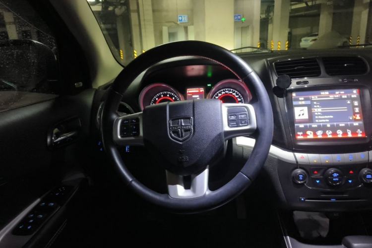 Used Dodge Journey 2013 2.4L Two-Wheel Drive Luxury Version Steering Wheel