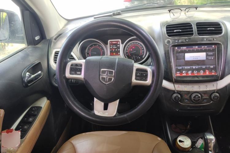 Used Dodge Journey 2013 2.4L Two-Wheel Drive Luxury Version Steering Wheel