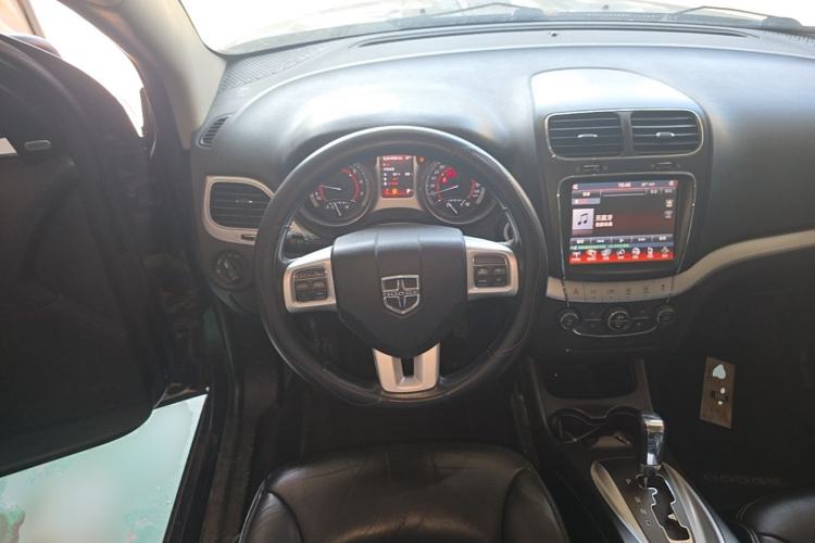 Used Dodge Journey 2013 2.4L Two-Wheel Drive Luxury Version Steering Wheel