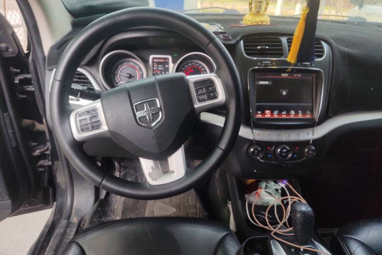 Used Dodge Journey 2013 2.4L Two-Wheel Drive Luxury Version Steering Wheel