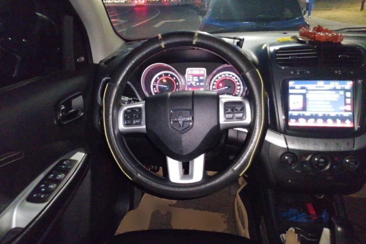 Used Dodge Journey 2013 2.4L Two-Wheel Drive Luxury Version Steering Wheel
