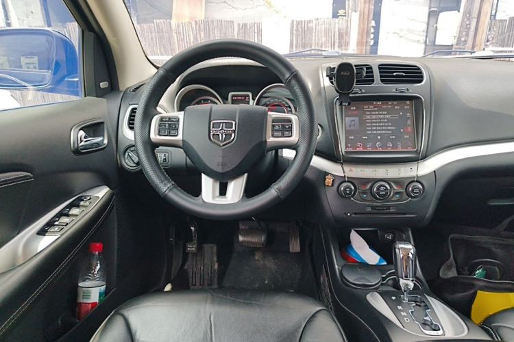 Used Dodge Journey 2013 2.4L Two-Wheel Drive Luxury Version Steering Wheel