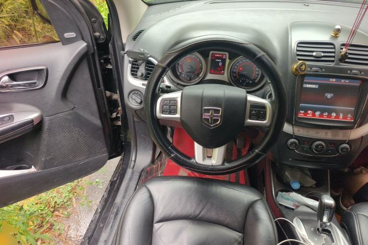 Used Dodge Journey 2013 2.4L Two-Wheel Drive Luxury Version Steering Wheel