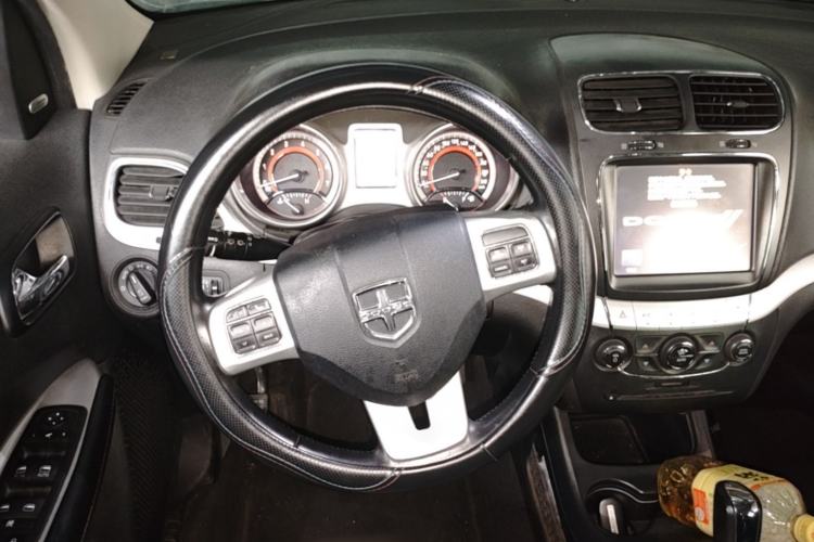Used Dodge Journey 2013 2.4L Two-Wheel Drive Luxury Version Steering Wheel