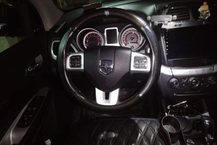 Used Dodge Journey 2013 2.4L Two-Wheel Drive Luxury Version Steering Wheel