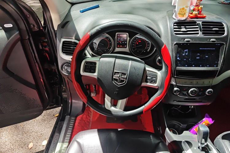 Used Dodge Journey 2013 2.4L Two-Wheel Drive Luxury Version Steering Wheel