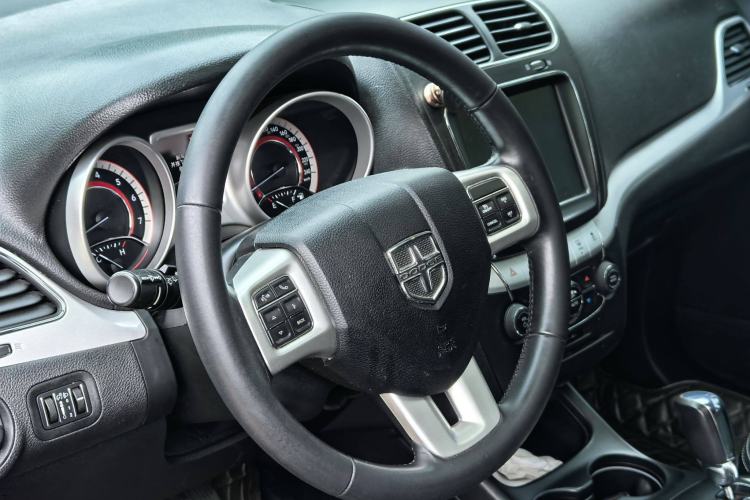 Used Dodge Journey 2013 2.4L Two-Wheel Drive Luxury Version Steering Wheel