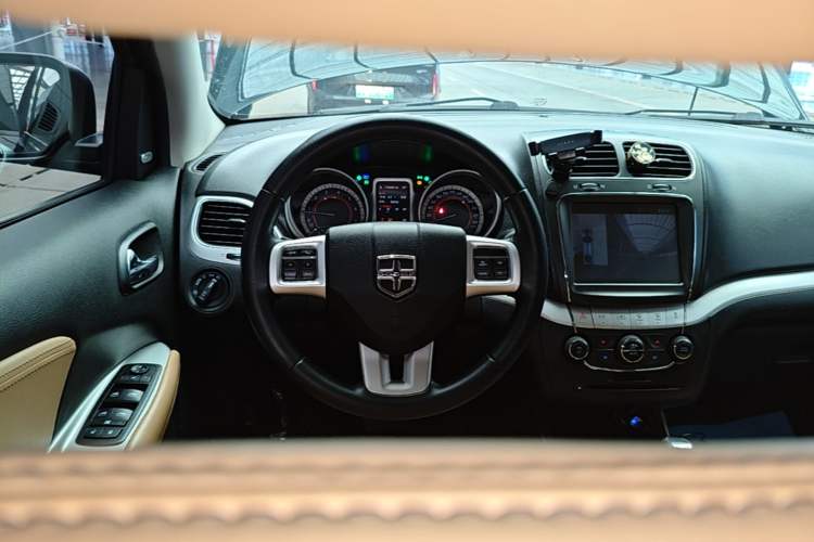 Used Dodge Journey 2013 2.4L Two-Wheel Drive Luxury Version Steering Wheel