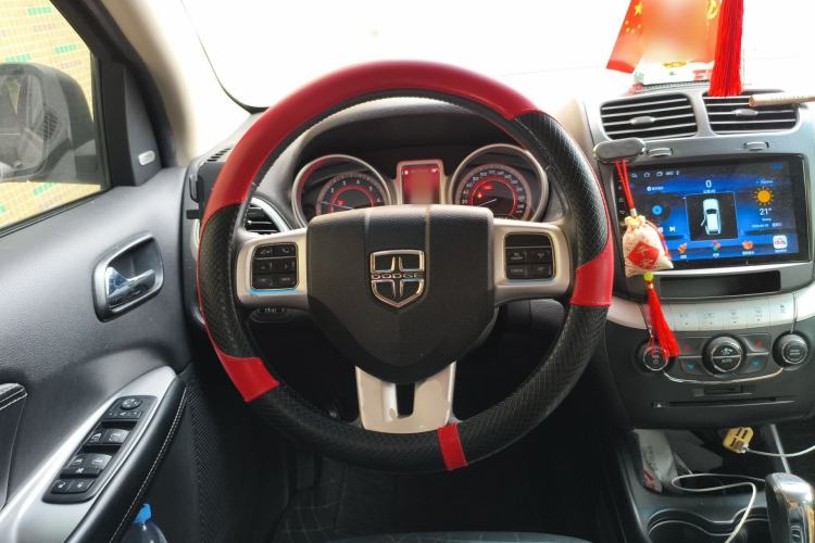 Used Dodge Journey 2013 2.4L Two-Wheel Drive Luxury Version Steering Wheel