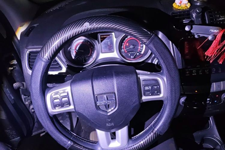 Used Dodge Journey 2013 2.4L Two-Wheel Drive Luxury Version Steering Wheel