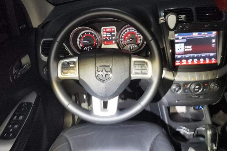 Used Dodge Journey 2013 2.4L Two-Wheel Drive Luxury Version Steering Wheel
