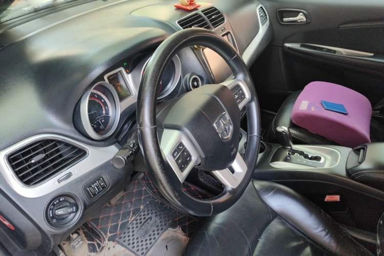 Used Dodge Journey 2013 2.4L Two-Wheel Drive Luxury Version Steering Wheel