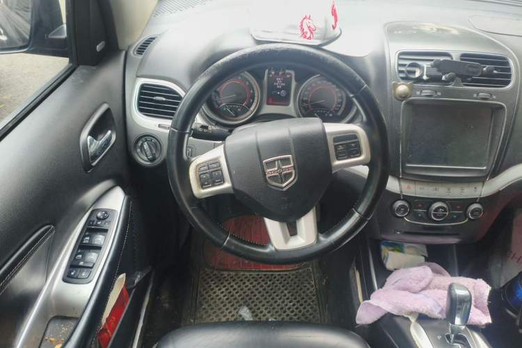 Used Dodge Journey 2013 2.4L Two-Wheel Drive Luxury Version Steering Wheel