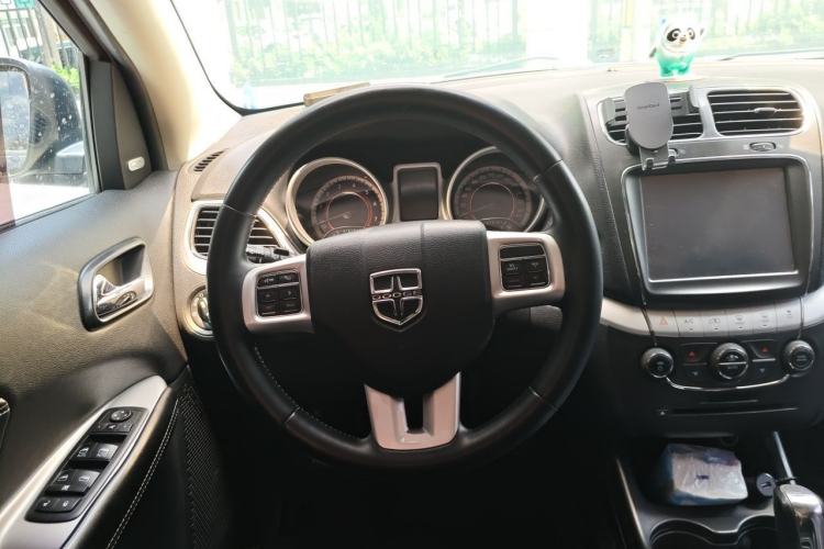 Used Dodge Journey 2013 2.4L Two-Wheel Drive Luxury Version Steering Wheel