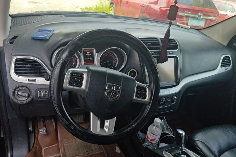 Used Dodge Journey 2013 2.4L Two-Wheel Drive Luxury Version Steering Wheel